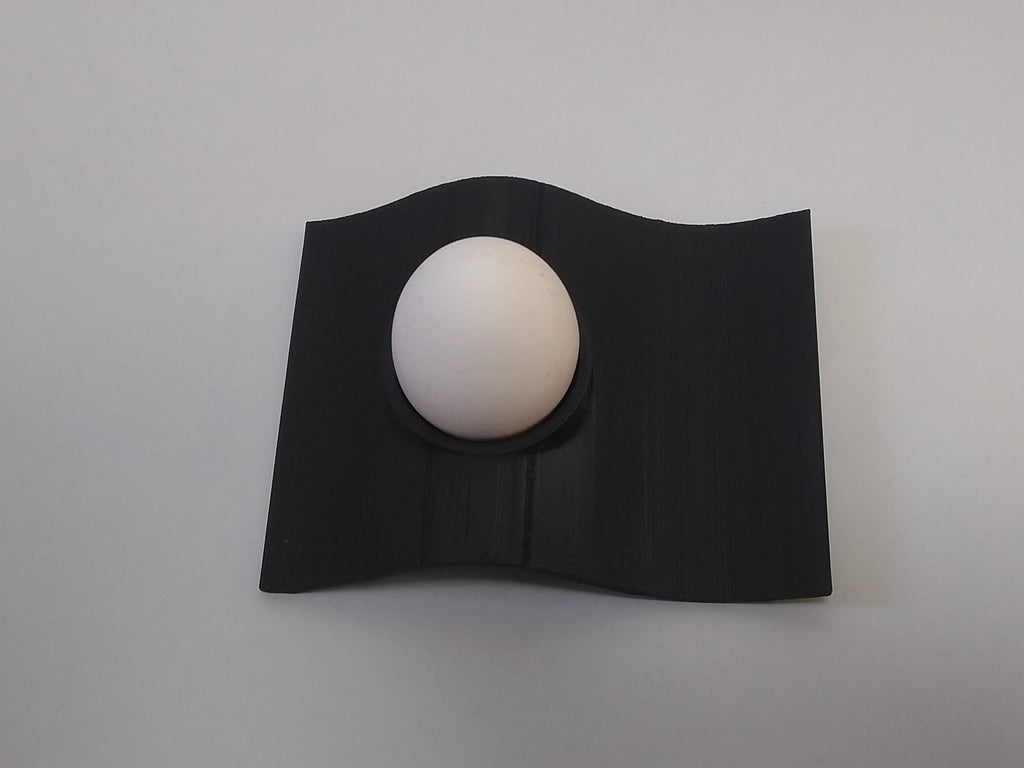 Kalíšek na vejce ve tvaru vlny v moderním designu