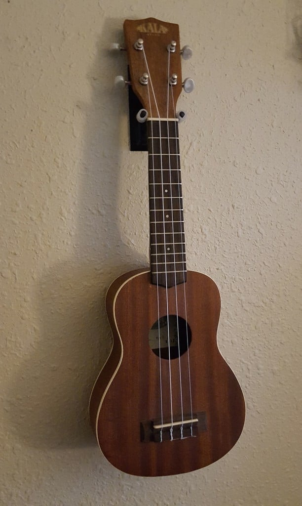 Nástěnný držák na ukulele