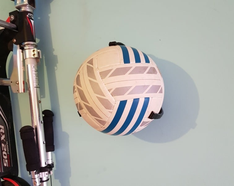 Nástěnný držák na míče velikosti fotbalu a volejbalu