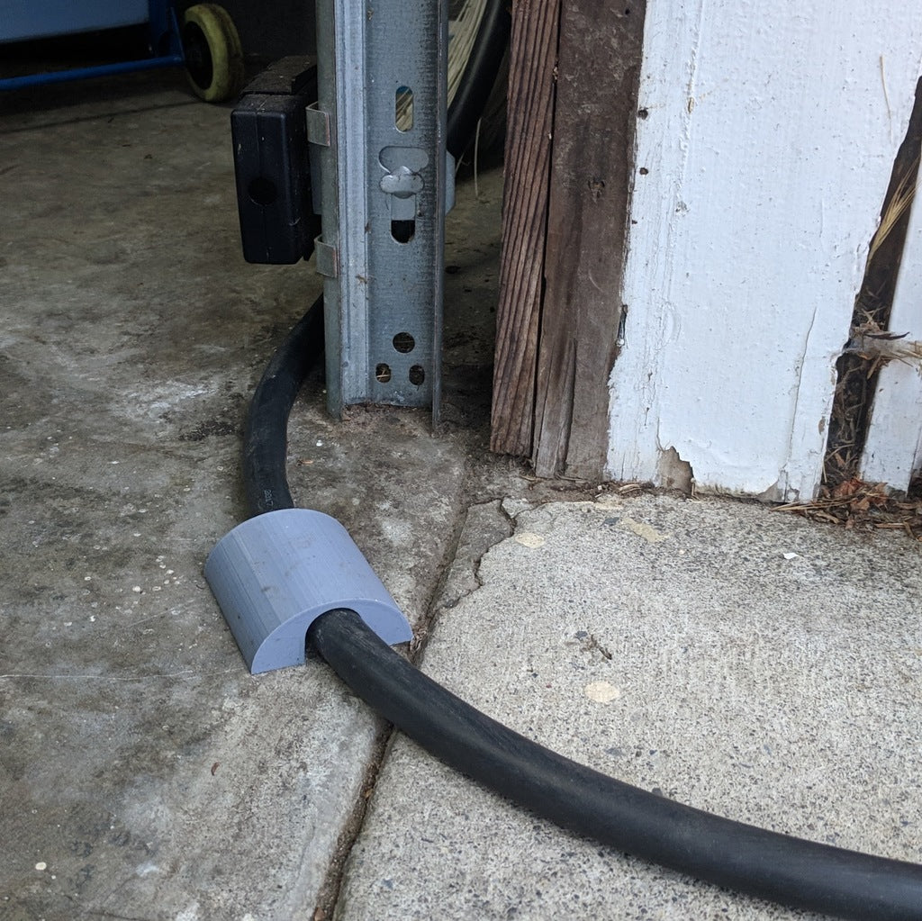 Průchod garážových vrat pro nabíjecí kabel EV