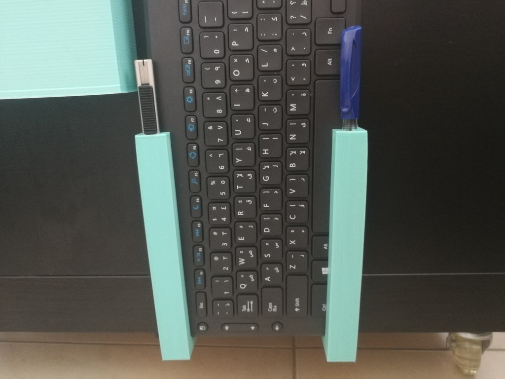 Držák klávesnice pro montáž na konferenční stolek
