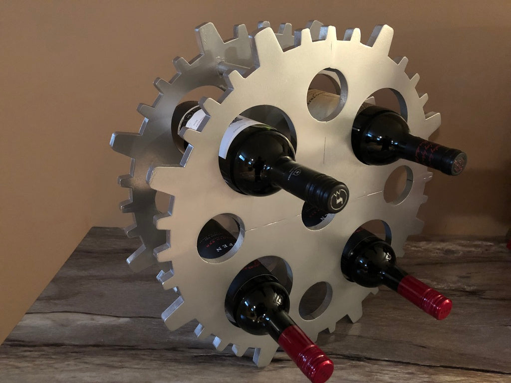 Držák na víno ve tvaru ozubeného kola