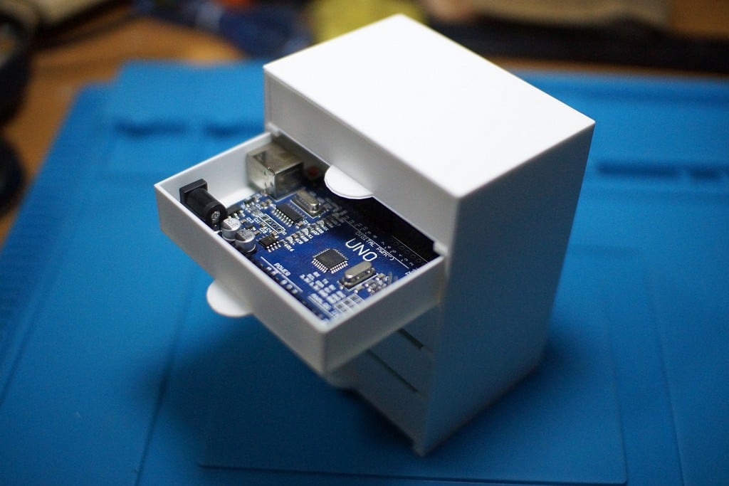 Mini zásuvka pod stůl pro Arduino Mega a Uno