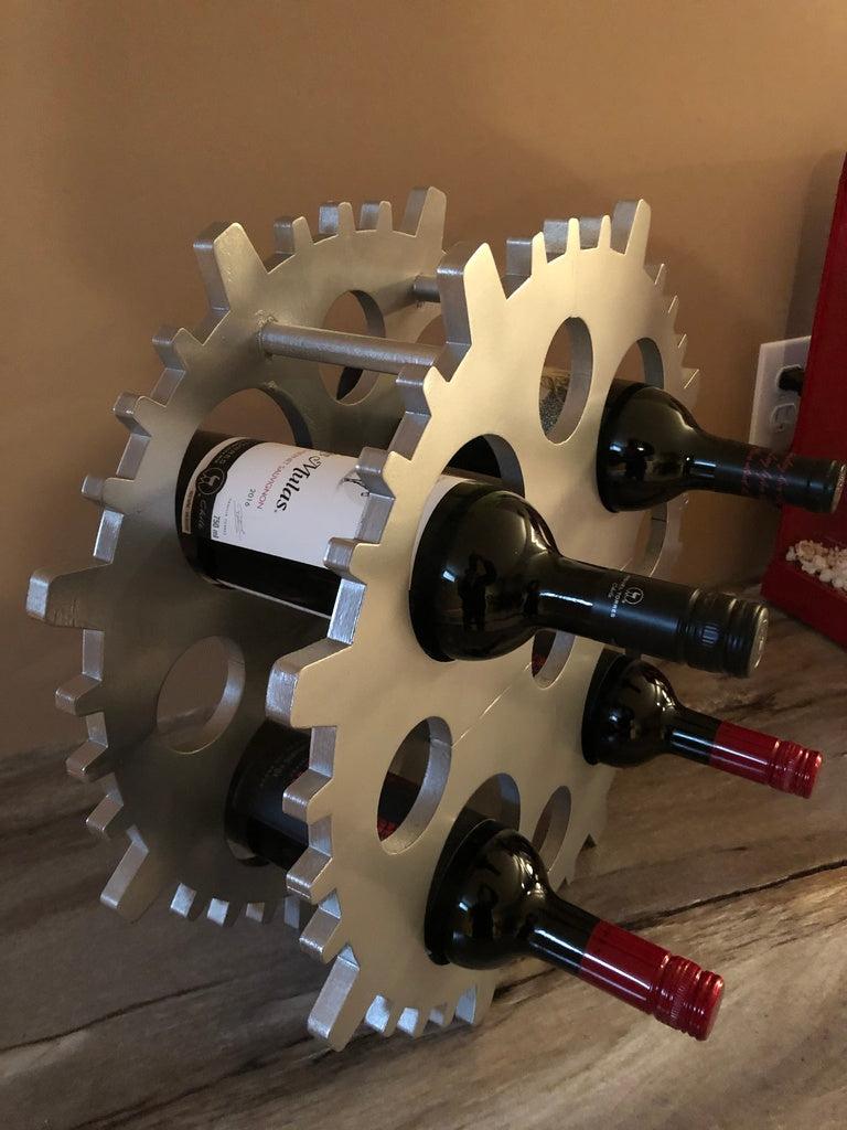 Držák na víno ve tvaru ozubeného kola