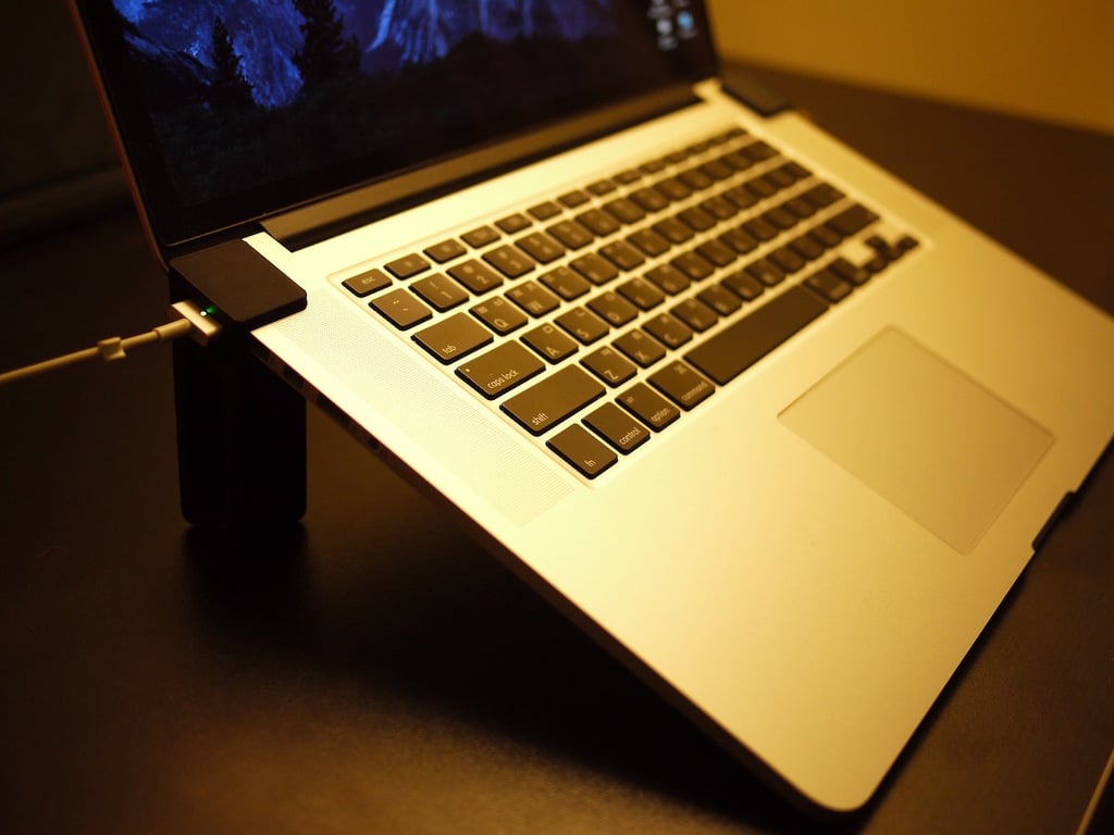 Jednoduchý a lehký Macbook Pro Retina 15&quot; stojan s kabelovým připojením