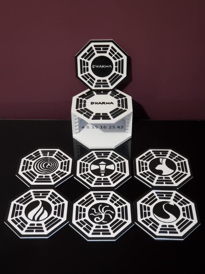 Dharma Initiative (Lost) Coaster Sada 7 tácků a držáku