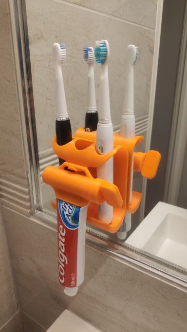 Nástěnný držák a vytlačovač zubní pasty na zubní kartáček