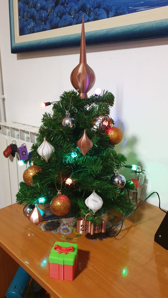 Top na vánoční stromeček s vánočními koulemi