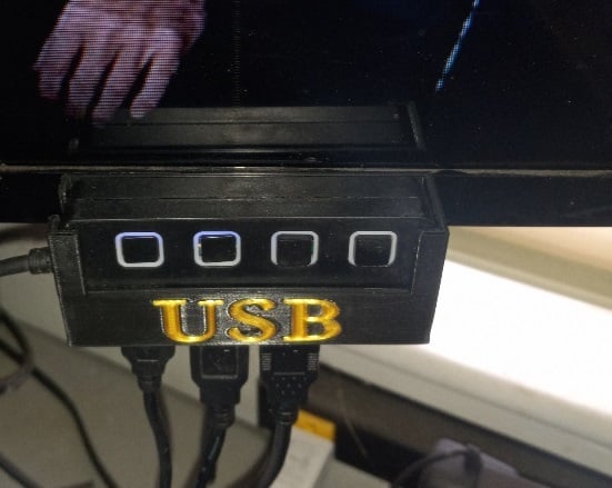 Držák USB HUB od tcpiii s podsvíceným vypínačem