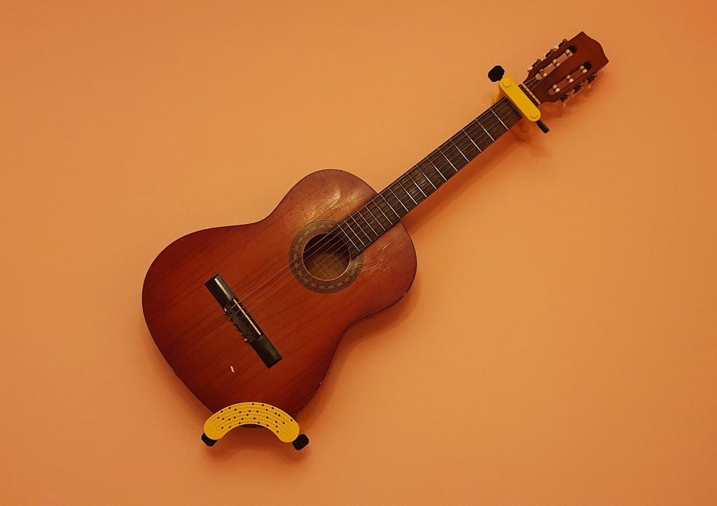 Nástěnný kytarový stojan nastavitelný na všechny velikosti