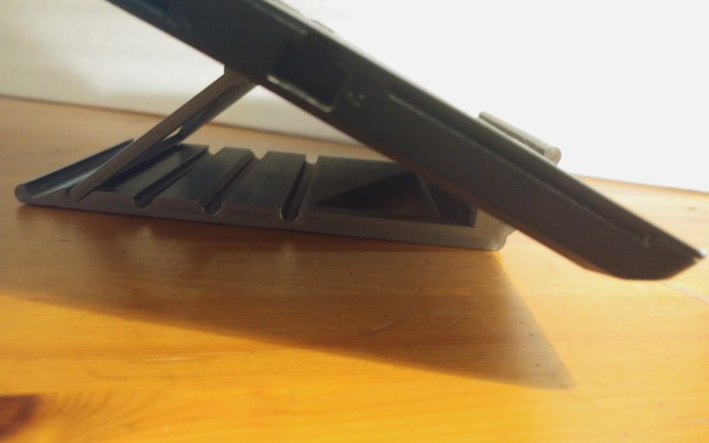 Skládací stojan na notebook, který je vytištěn na místě