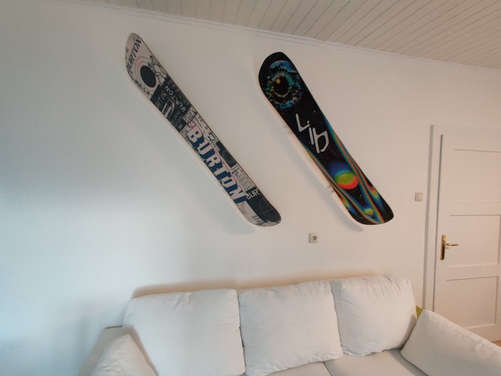 Jednoduchý nástěnný držák na snowboard