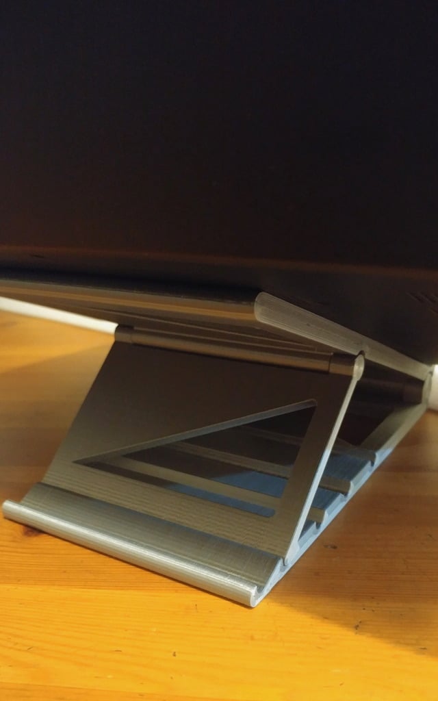 Skládací stojan na notebook, který je vytištěn na místě