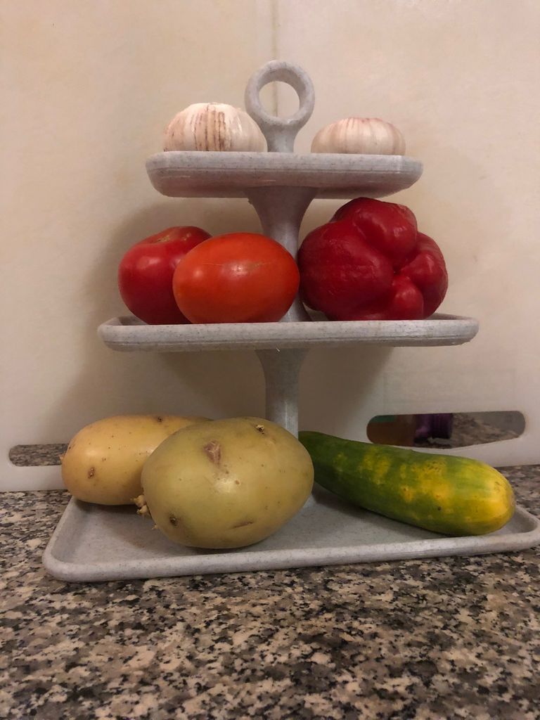 Držák na ovoce a zeleninu na kuchyňský stůl