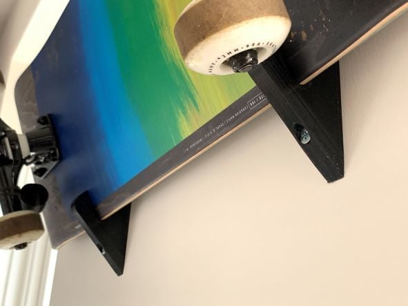 Držák na skateboard na zeď