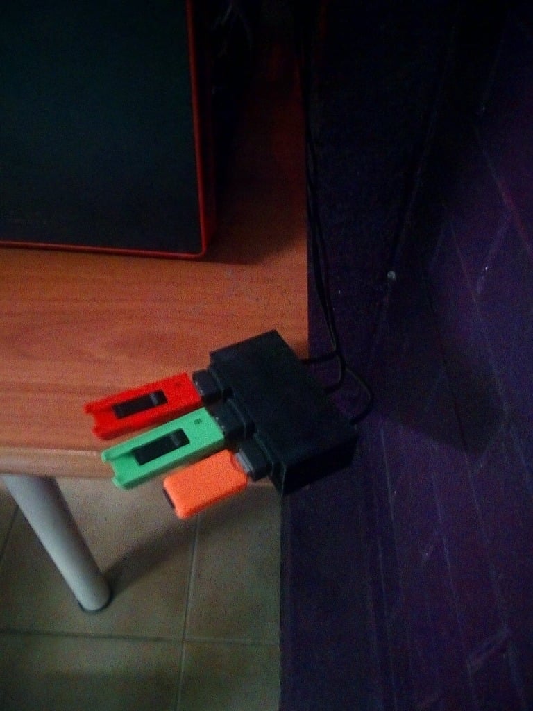 Nástěnný držák kabelu pro USB prodlužovací kabely