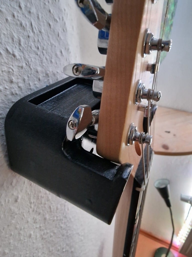 Kytarový věšák s prostorem pro plektra