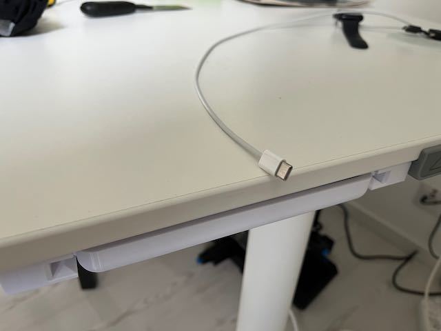 Podnos na stůl Bekant z IKEA pro adaptéry USB-C