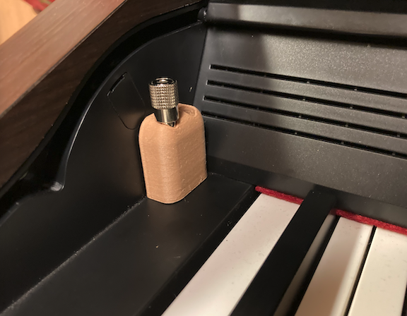 Držák sluchátkového adaptéru pro digitální klavír a kytarové zesilovače