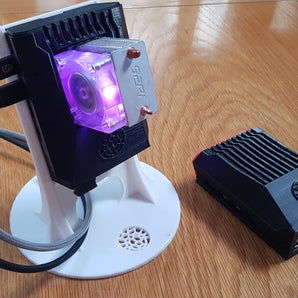 Přetaktovaný kryt Raspberry Pi 4 s držákem SSD a stojanem