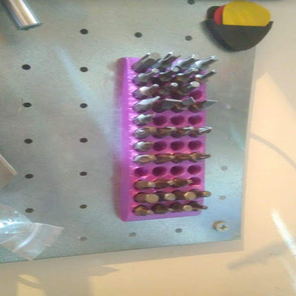 Magnetický držák na bity šroubováků
