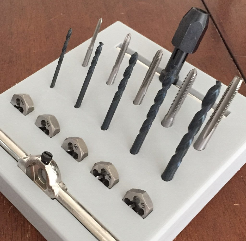 Nástěnný a stolní držák pro sady nástrojů pro metrické vrtání, závitování a závitování