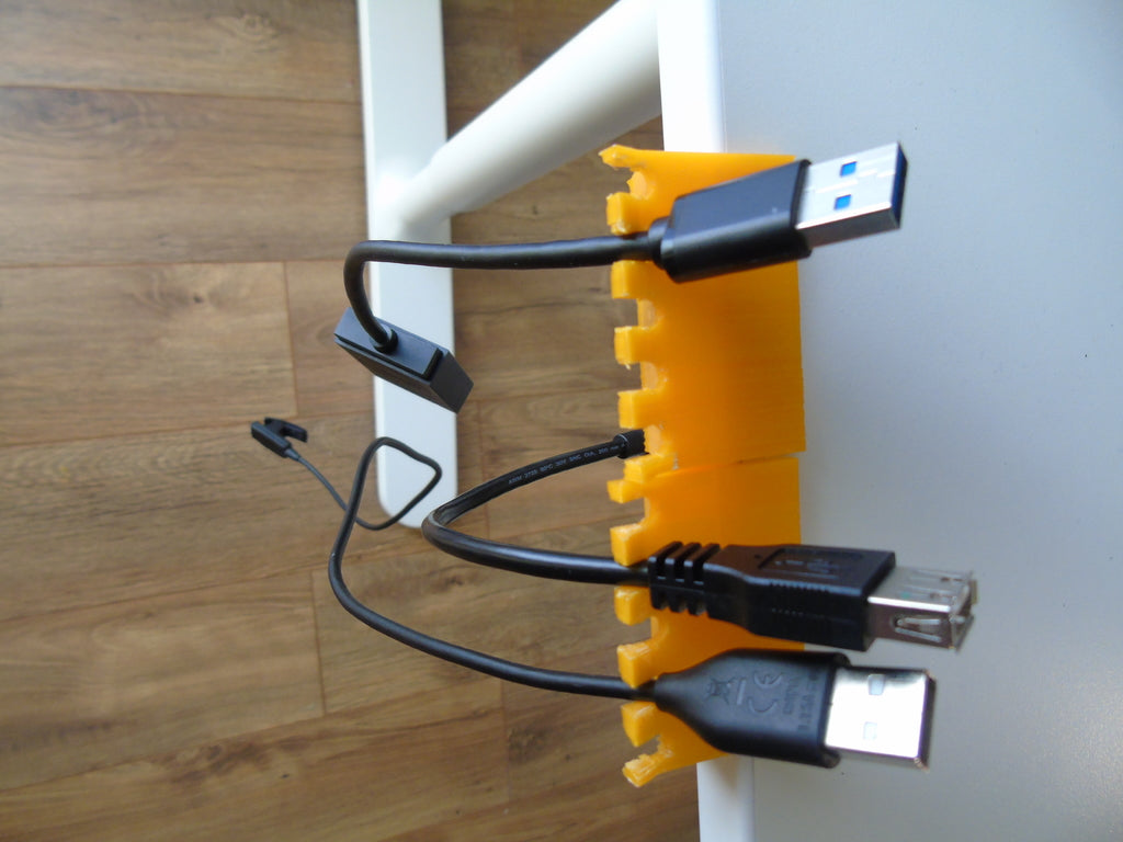 USB držák na stůl Bekant z Ikea