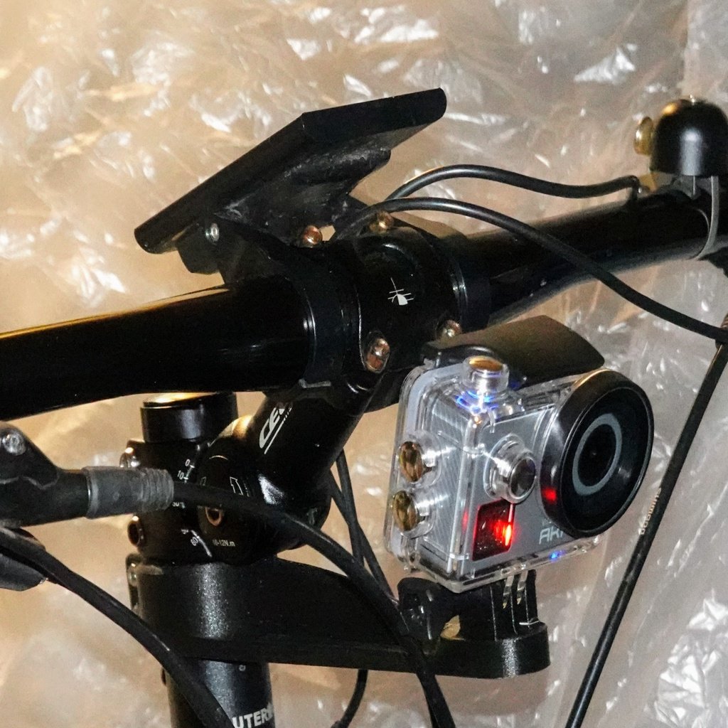 Držák pro montáž sportovní kamery pro představec řídítek jízdního kola