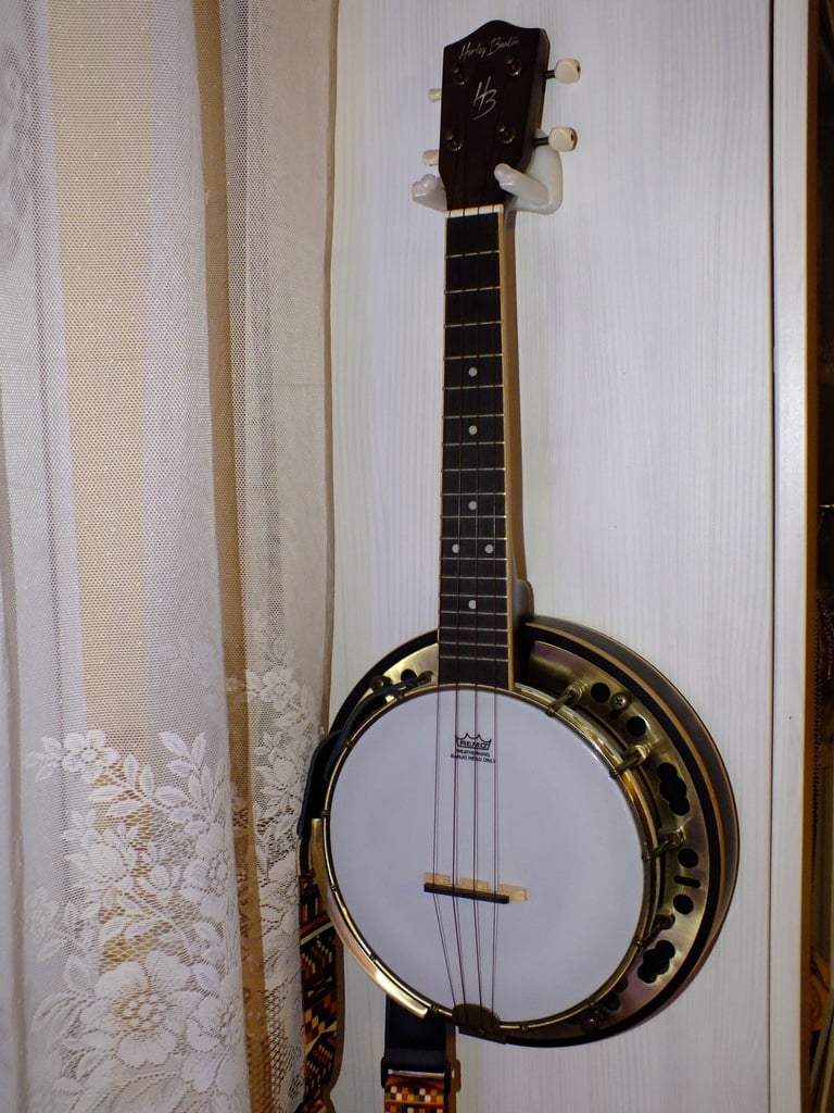 Nástěnný držák na ukulele/ukebanjo