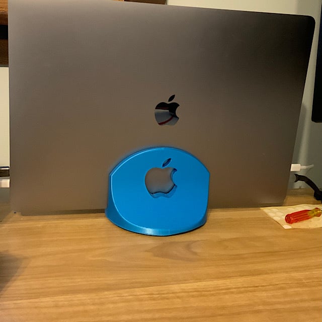 Vertikální dok pro MacBook Pro 2019