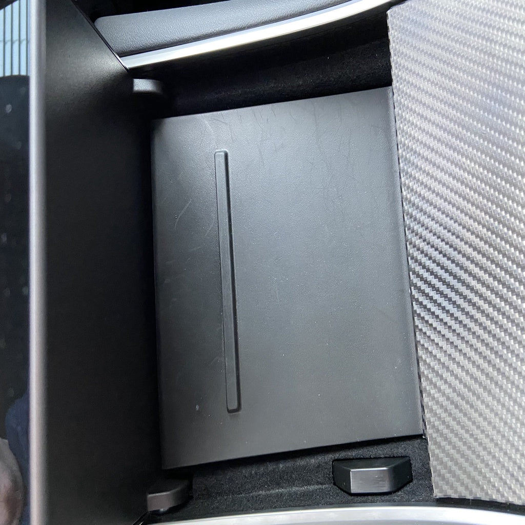 Bezdrátová nabíječka pro Tesla Model 3 založená na levné nabíječce Ikea