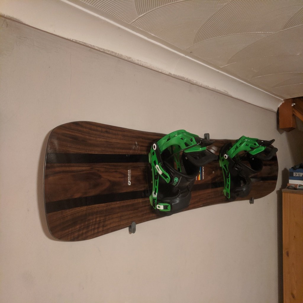 Držák pro montáž na stěnu pro snowboard
