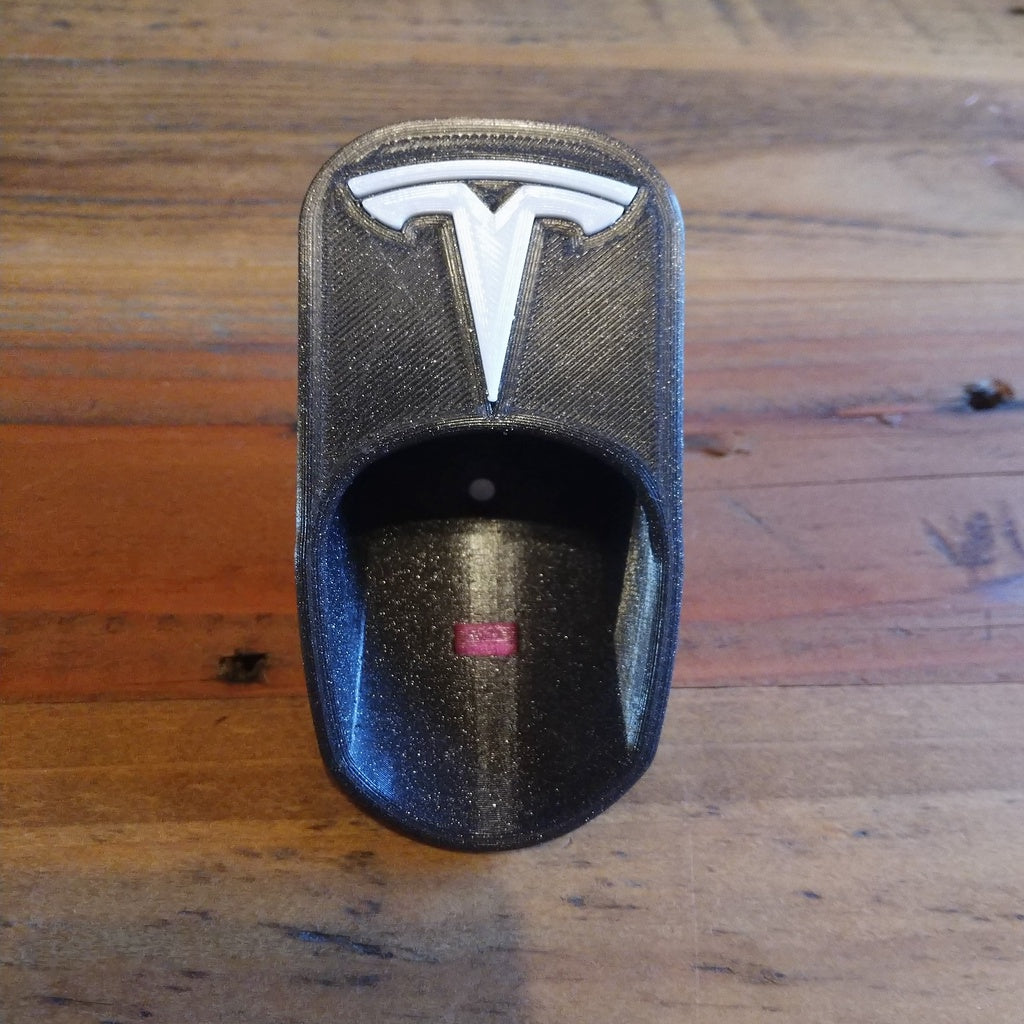 Tesla Charger Organizer se samostatnou vložkou loga a výstupkem