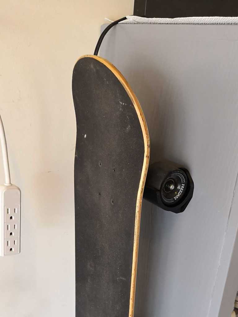 Montáž na stěnu pro skateboard/longboard