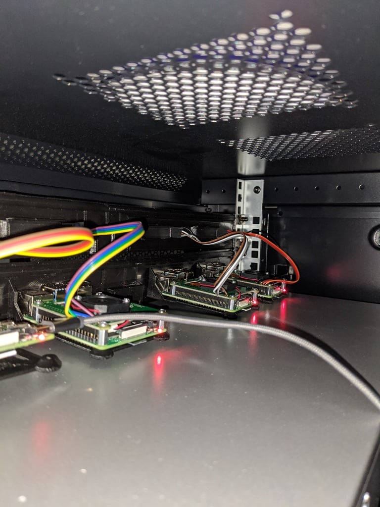 Quad Raspberry Pi držák do racku s displeji