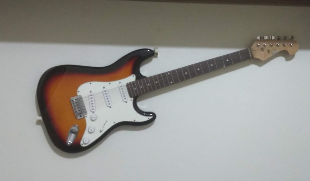 Mini držák na stěnu pro elektrickou kytaru