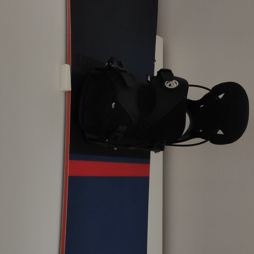 Držák pro montáž na stěnu na snowboard