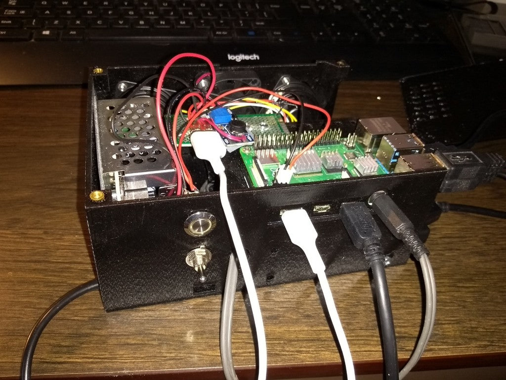 Stolní pouzdro pro Raspberry Pi 4B s prostorem pro napájecí zdroj a SATA disky