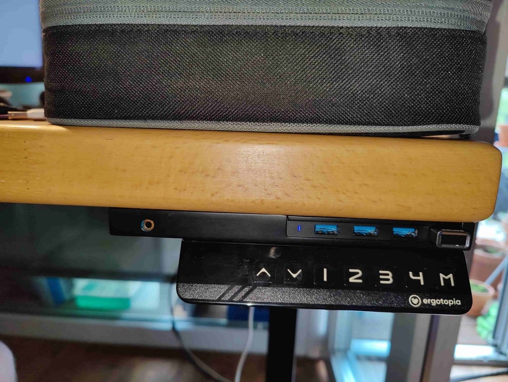 Prodlužovač sluchátek / audio konektoru pod stůl a držák rozbočovače Anker USB 3.0
