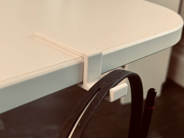 Známý háček na stůl IKEA