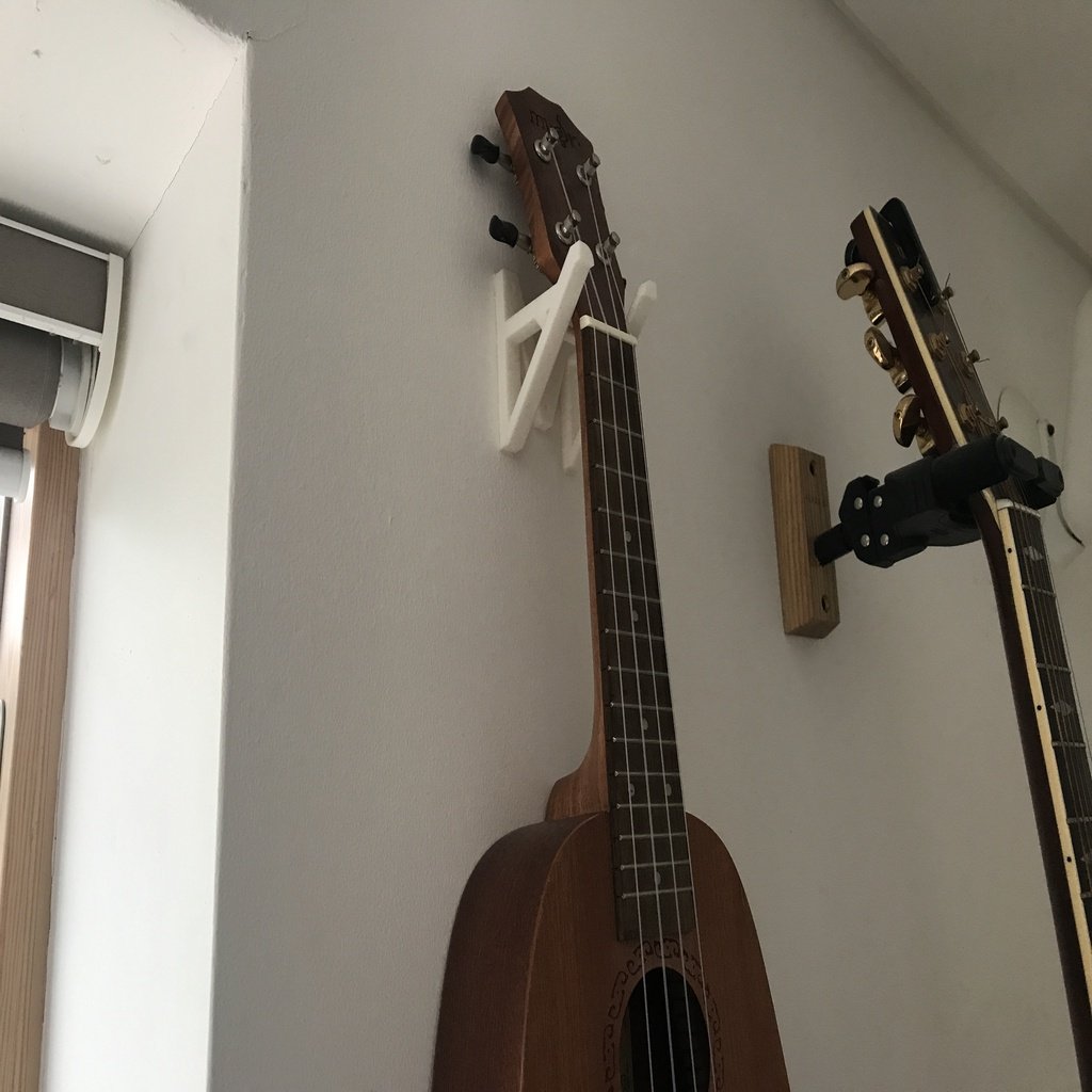 Nástěnný držák pro ukulele s nastavitelnou velikostí