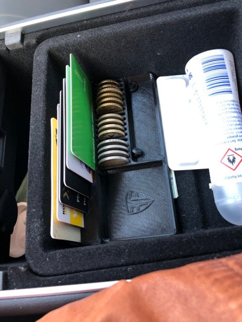 Organizér středové konzoly loketní opěrky Tesla Model 3 na euromince