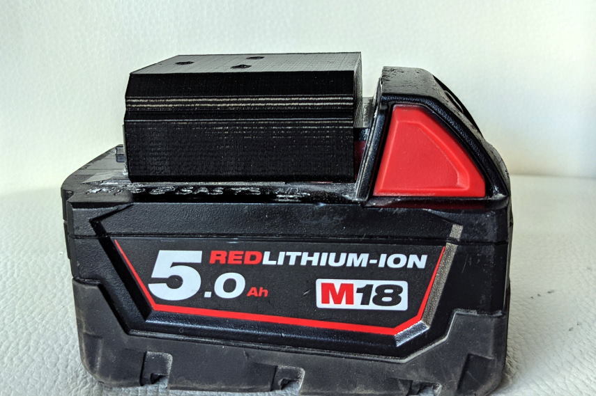 Držák baterie pro Milwaukee M18