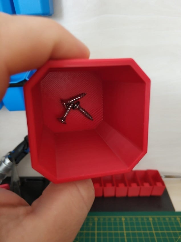 OctoBox Nástěnná malá šroubovací krabička s magnetem