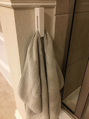 Mramorový věšák na ručníky s vnitřním háčkem
