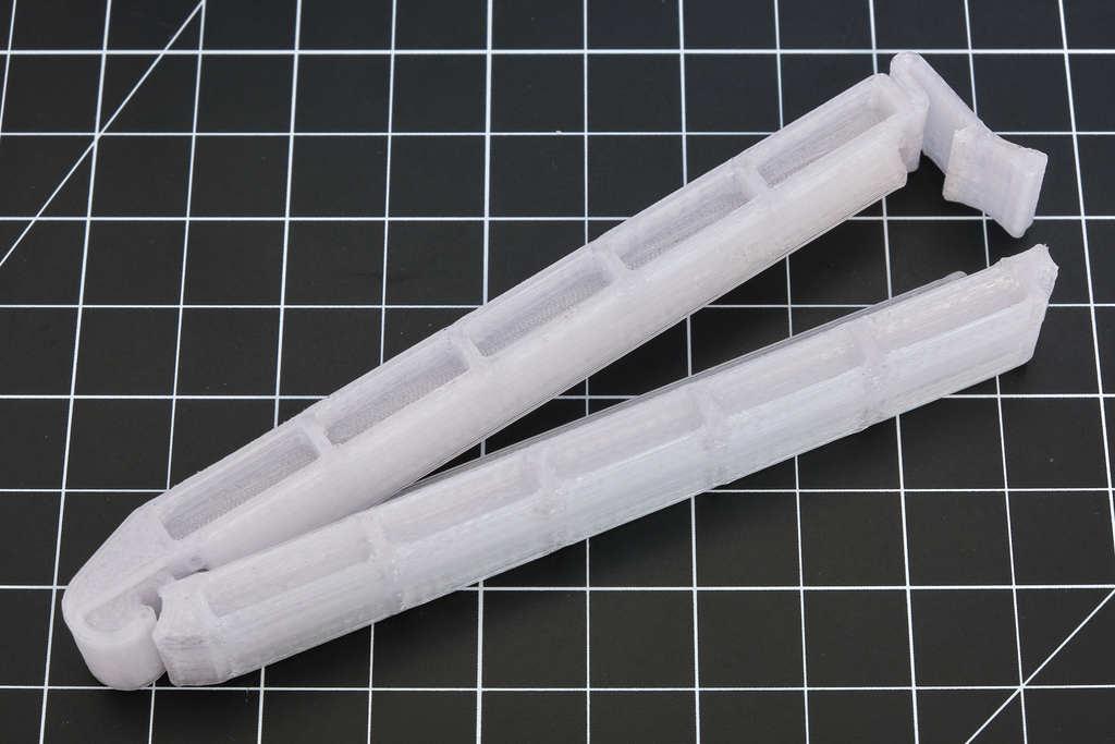 Vysokopevnostní spony na sáčky pro plastové sáčky připravené k uzavření