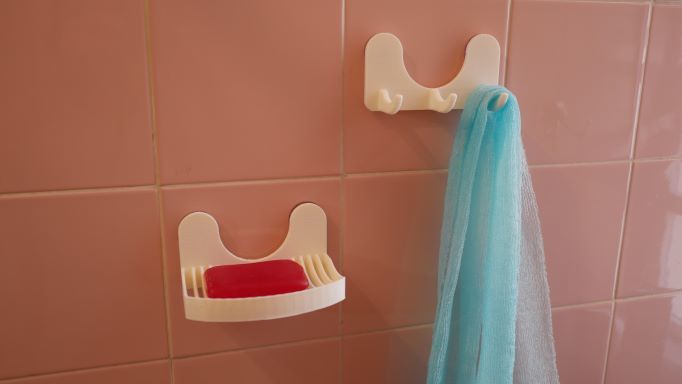 Koupelnová sada s nástěnnými háčky a držákem na mýdlo