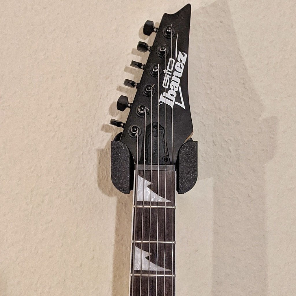 Nástěnný držák na elektrickou kytaru
