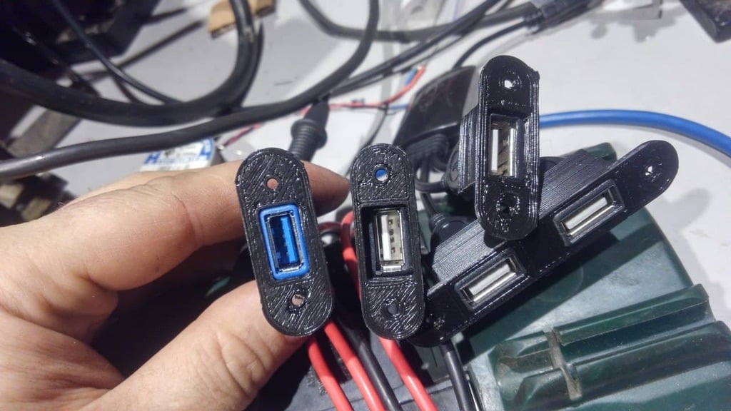 Příruba pro držák USB kabelu pro 4portový USB rozbočovač a prodlužovací kabel USB3