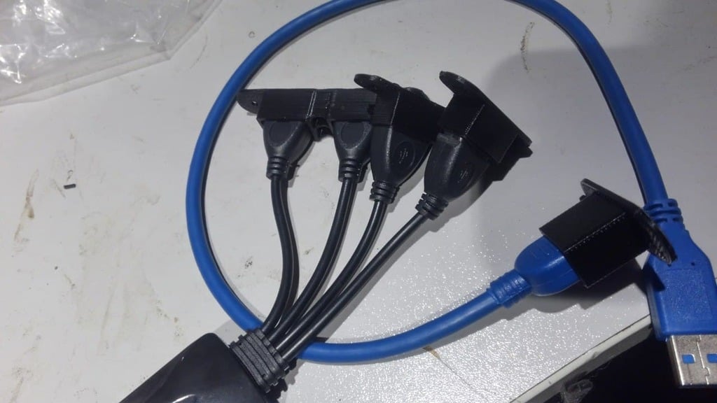 Příruba pro držák USB kabelu pro 4portový USB rozbočovač a prodlužovací kabel USB3